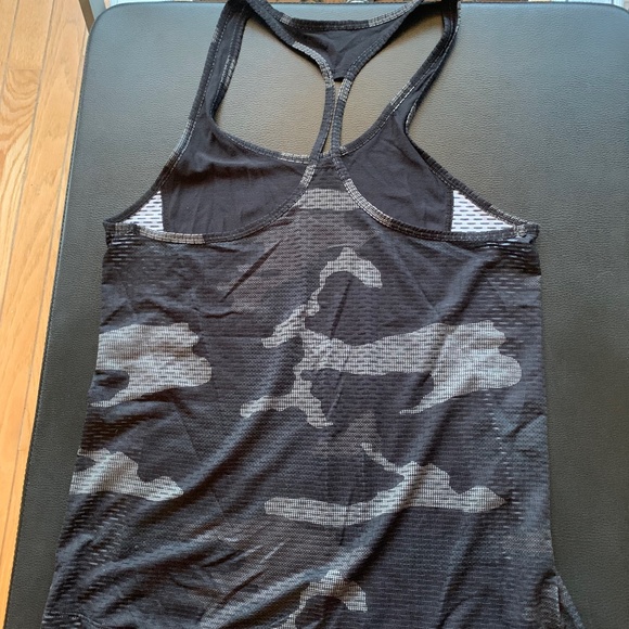 UnderArmour Camouflage Mesh Workout Tank - Picture 2 of 9